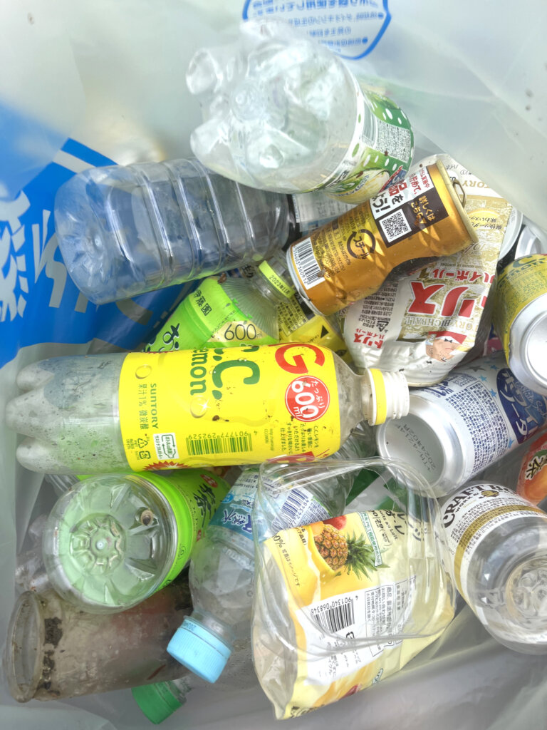日本全国爆釣プロジェクトの５月の清掃活動で集められた飲料容器