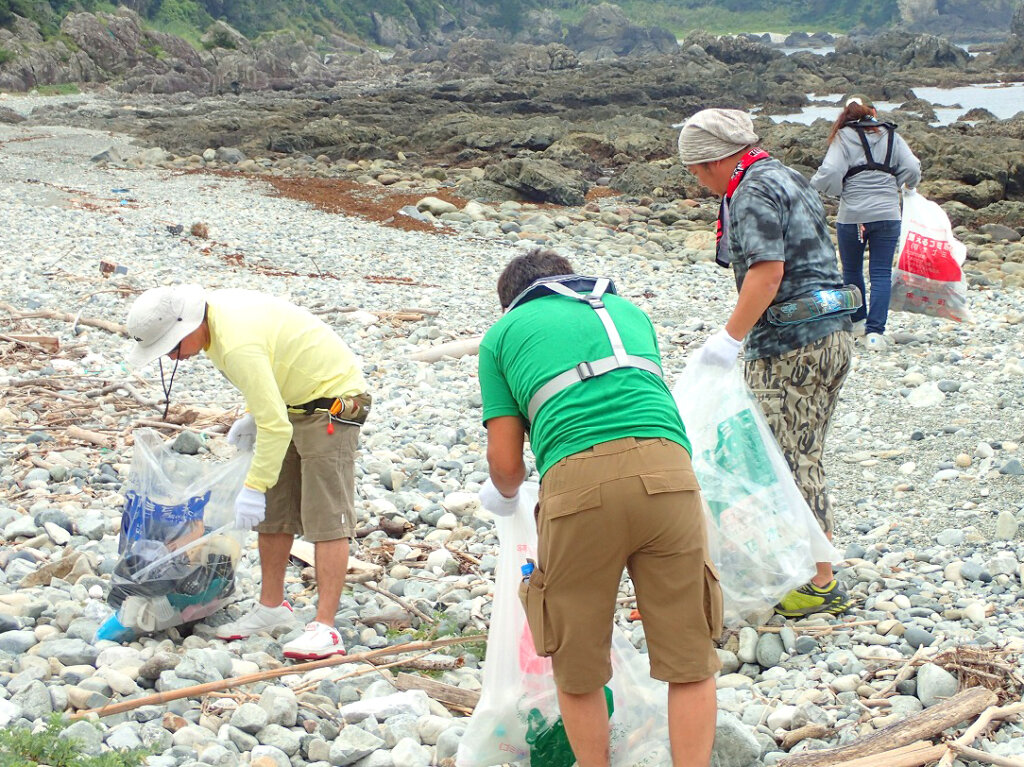 有志の釣り人によって行われる海岸清掃の様子