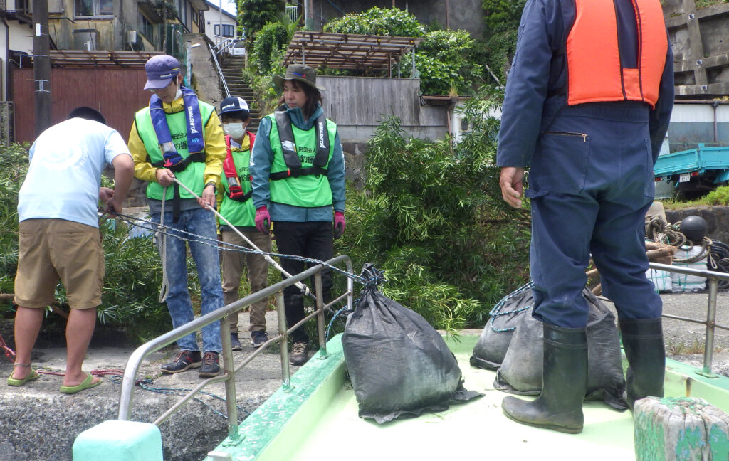 日本釣振興会神奈川県支部の産卵床設置の土嚢の括り付けの様子