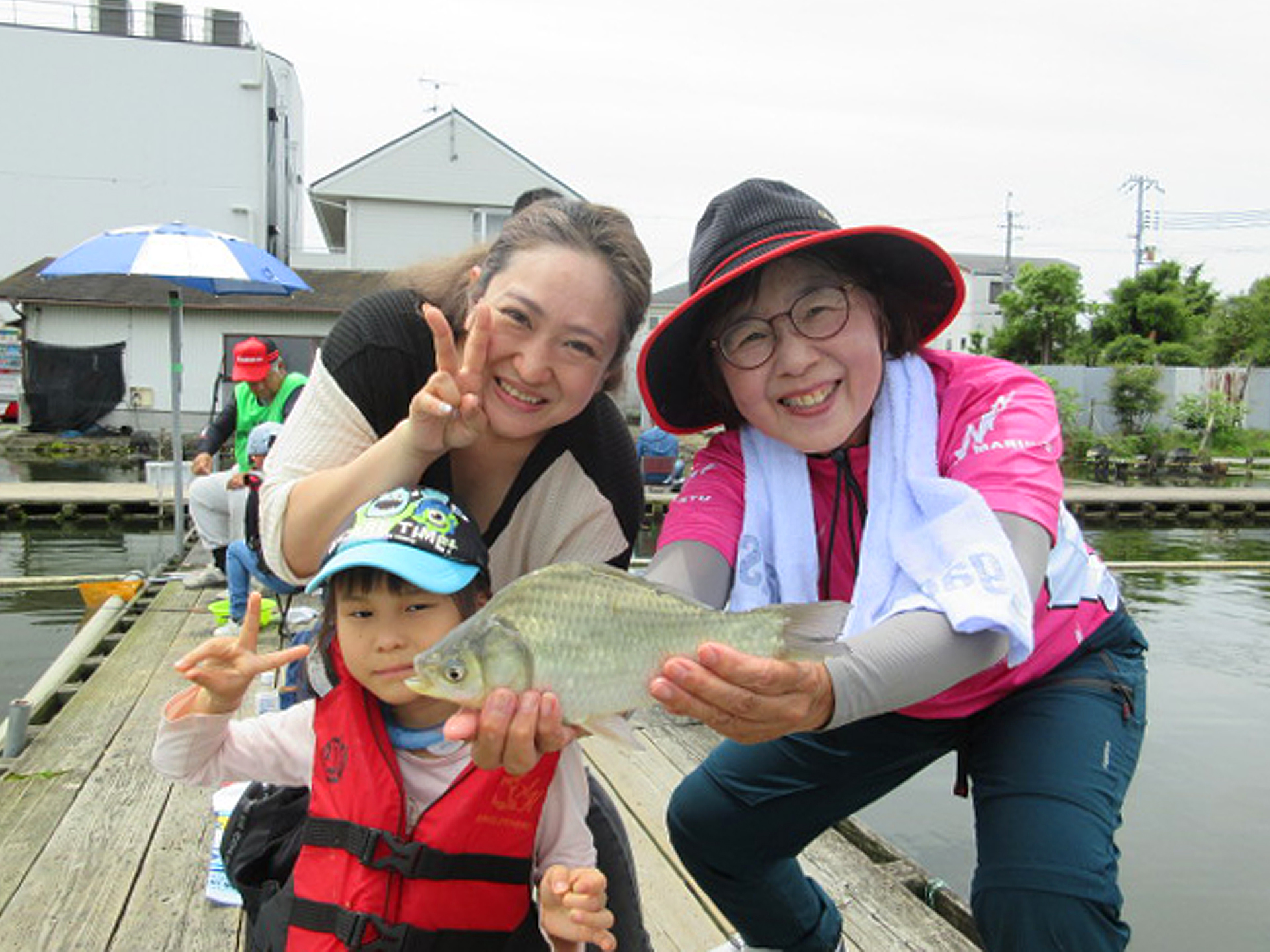 大阪の人気釣り場・茨木新池で「初心者のためのヘラブナ釣り教室」開催。家族で釣り満喫、スタッフも手厚くサポート | 釣具新聞 | 釣具業界の業界紙 |  公式ニュースサイト