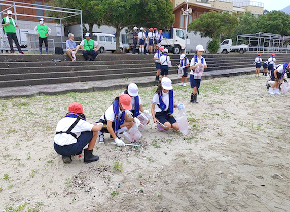 日本釣振興会広島県支部のマコガレイ放流の清掃活動の様子