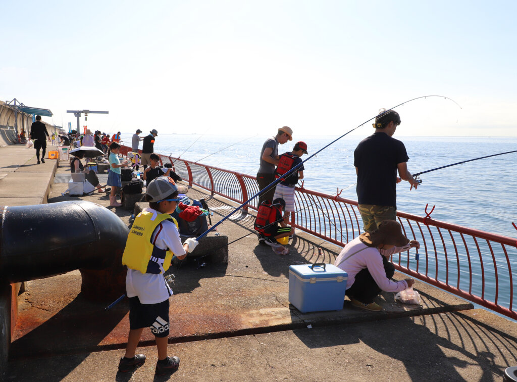 兵庫県釣針協同組合の「ふれあい親子釣り教室・海釣り大会」の様子