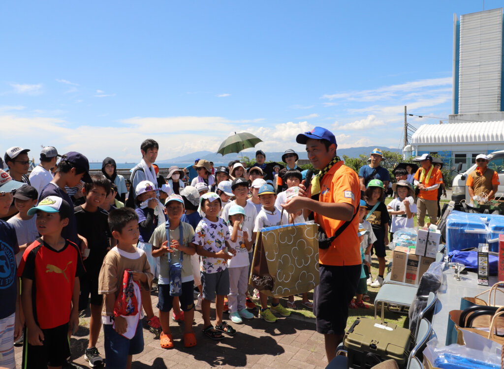 兵庫県釣針協同組合の「ふれあい親子釣り教室・海釣り大会」の抽選会の様子
