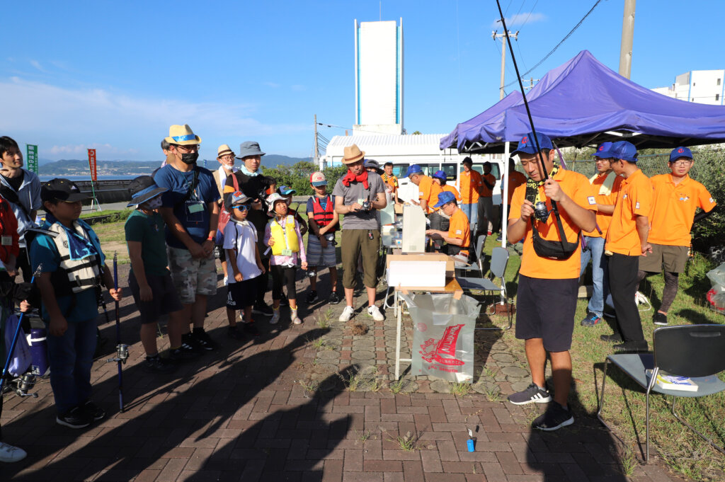 兵庫県釣針協同組合の「ふれあい親子釣り教室・海釣り大会」のレクチャーの様子