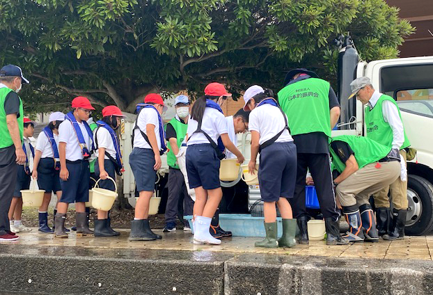 日本釣振興会広島県支部のマコガレイ放流の稚魚運搬の様子