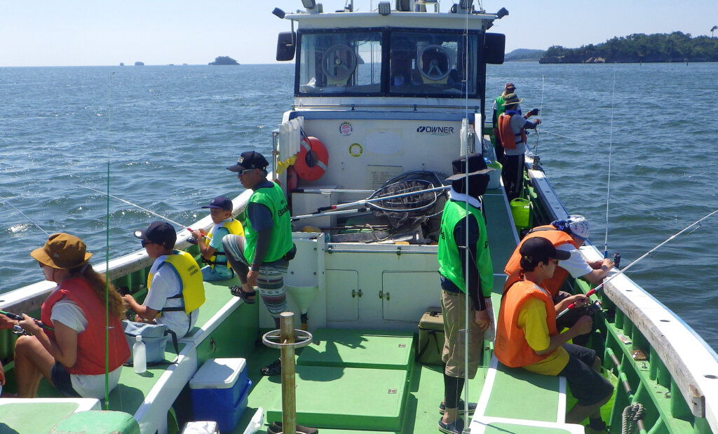 日本釣振興会宮城県支部の「親子で楽しむ船釣り教室」の様子