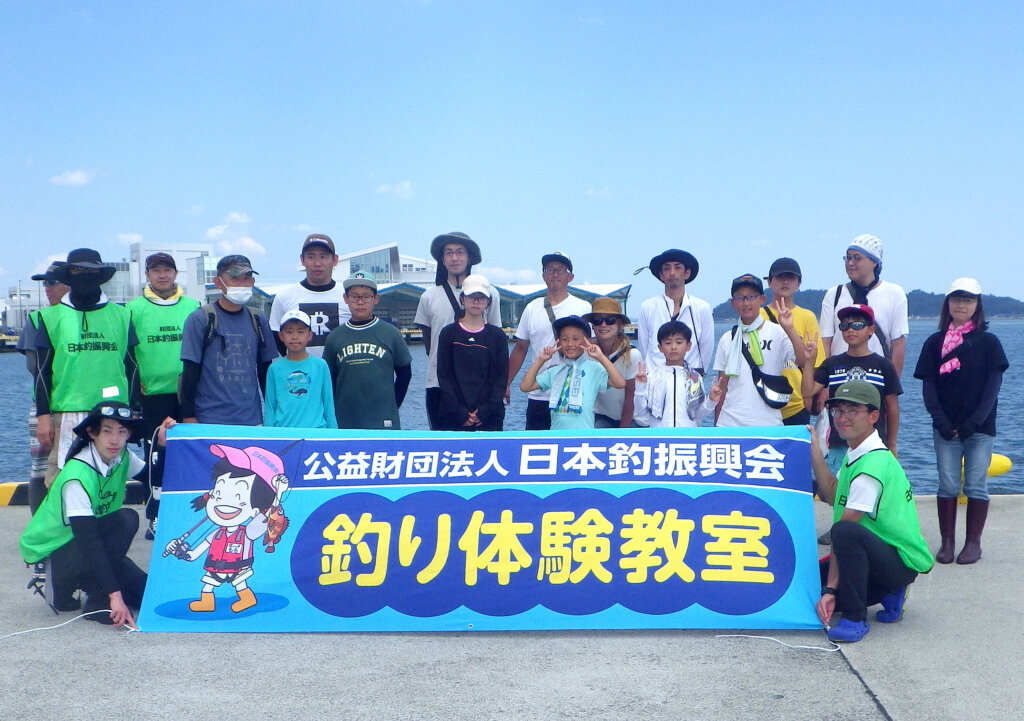日本釣振興会宮城県支部の「親子で楽しむ船釣り教室」の集合写真