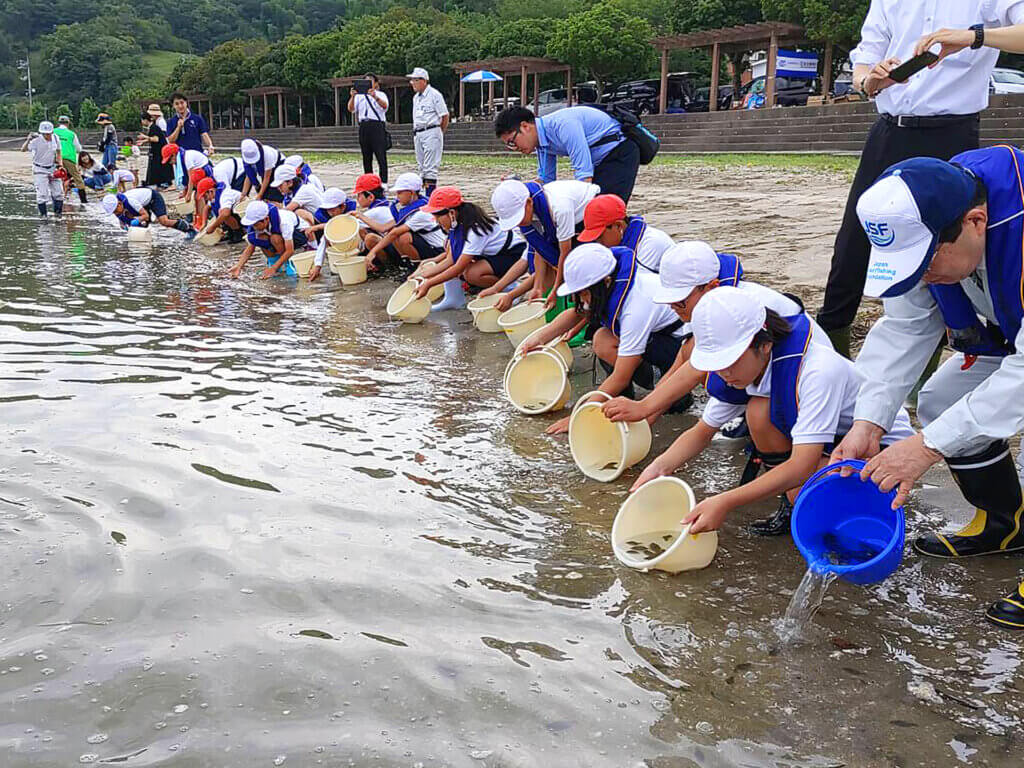日本釣振興会広島県支部のマコガレイ放流の様子