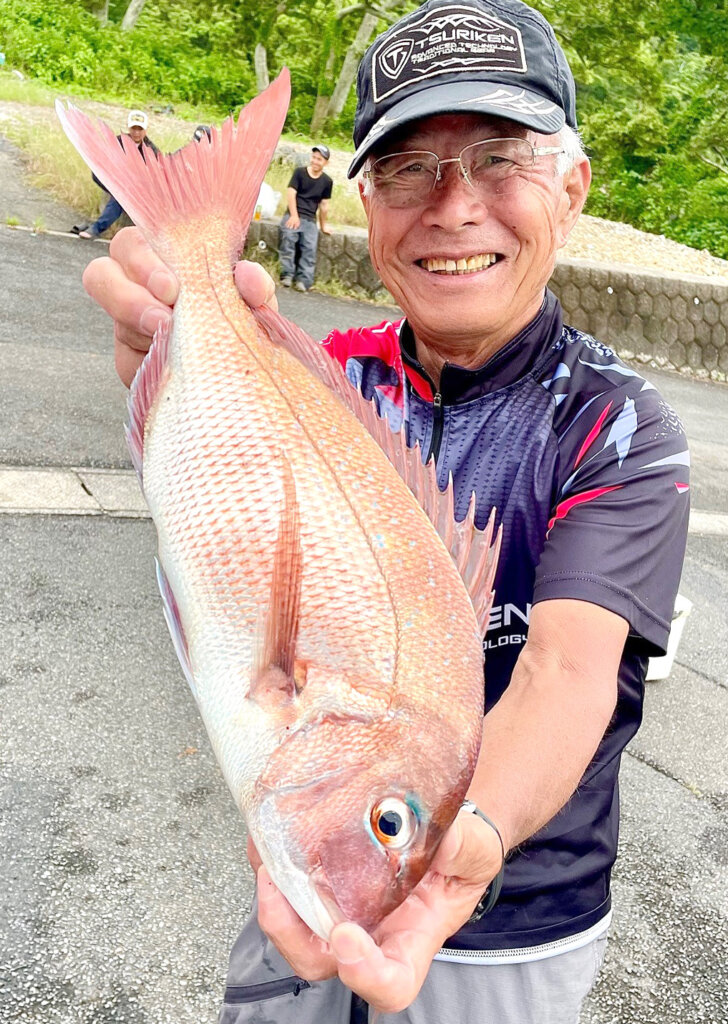 「第32回延岡磯研チャリティー釣り大会」で釣れたマダイを手にする準優勝の橋本さん