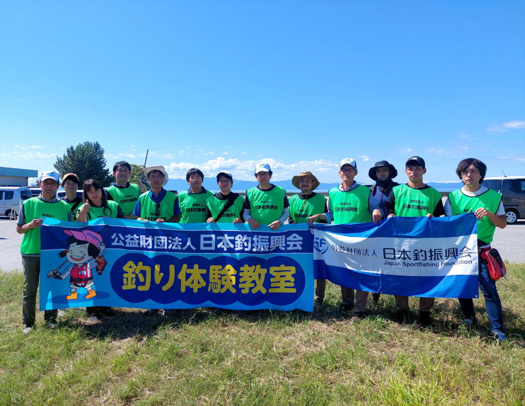 「第13回外来魚（ブルーギル特化）有効利用釣り大会」の日本釣振興会滋賀県支部のスタッフ
