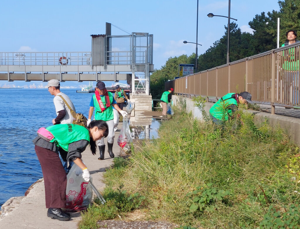 日本釣振興会大阪府支部の「水辺感謝の日」清掃の様子
