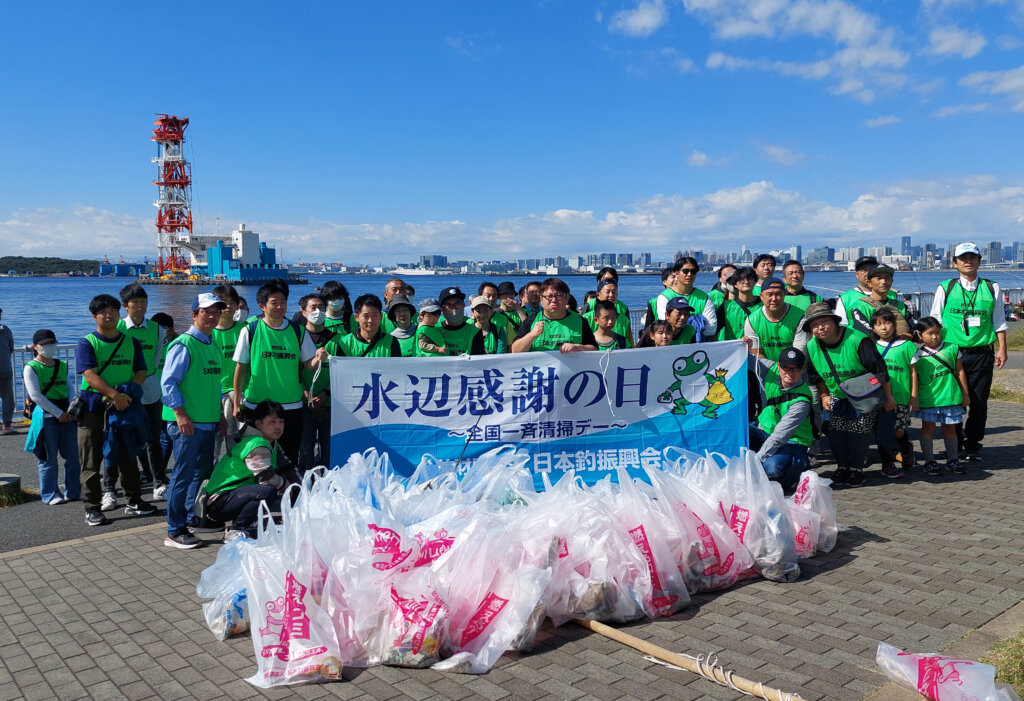 日本釣振興会東京都支部の水辺感謝の日の集合写真