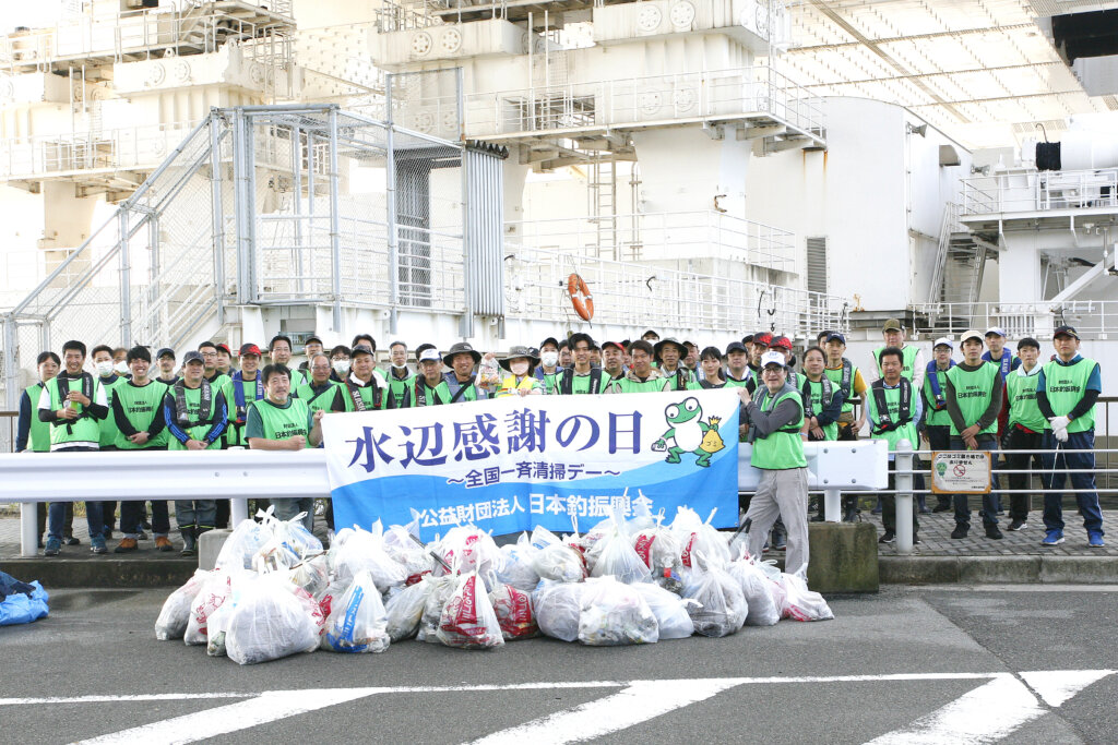 日本釣振興会大阪府支部の「水辺感謝の日」清掃の夢舞大橋の集合写真