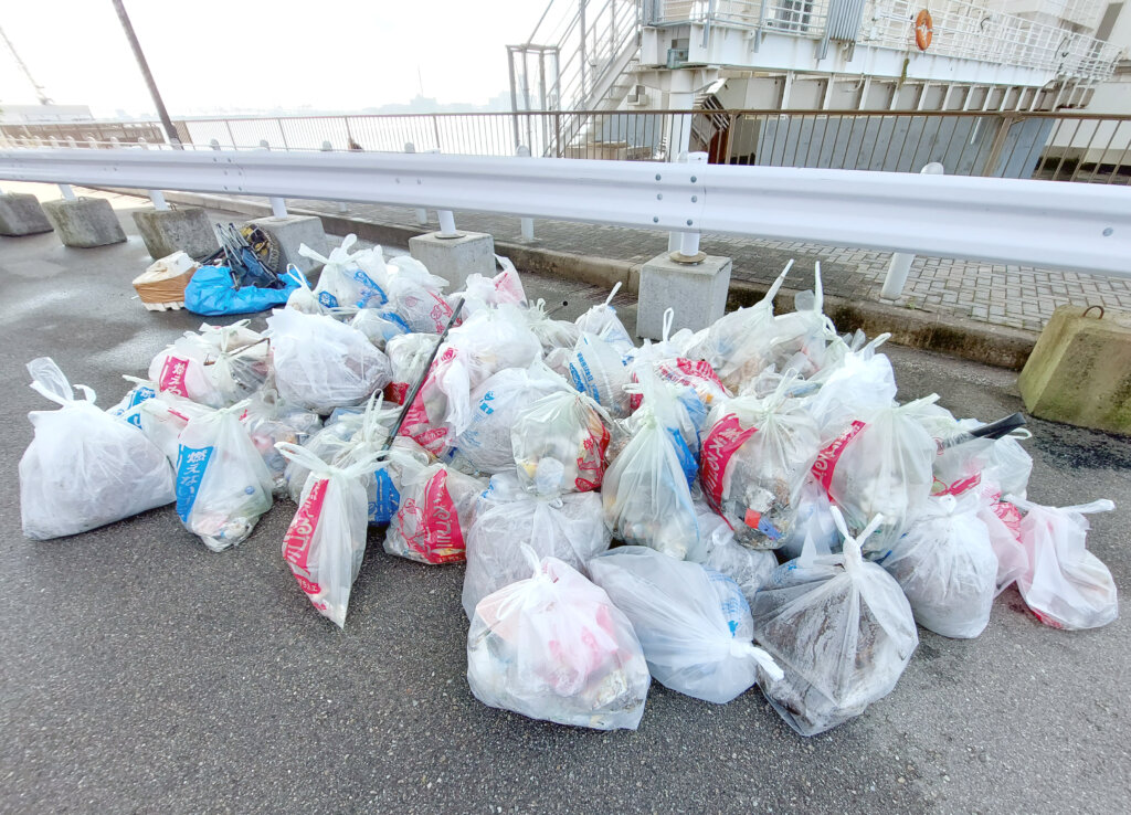 日本釣振興会大阪府支部の「水辺感謝の日」清掃で回収されたゴミ