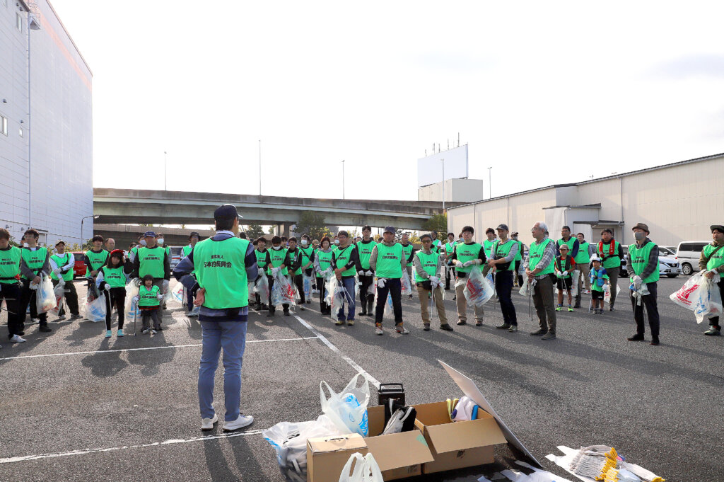 日本釣振興会大阪府支部の「水辺感謝の日」清掃の朝礼の様子