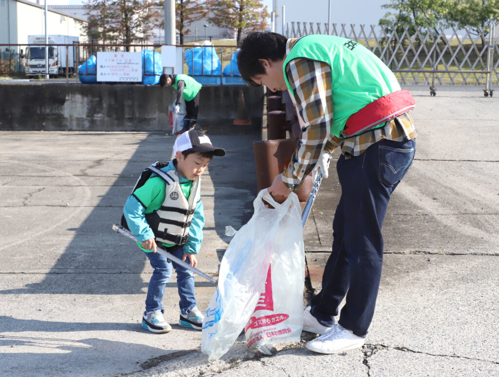 日本釣振興会大阪府支部の「水辺感謝の日」清掃の様子