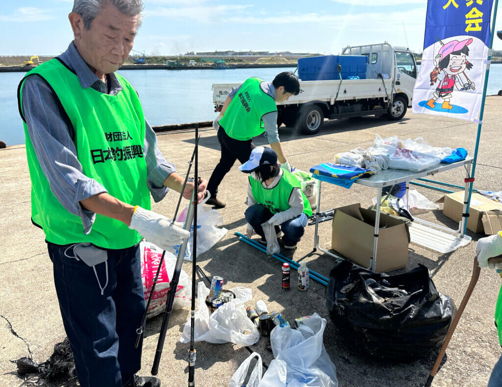 日本釣振興会愛理県支部の清掃活動の様子