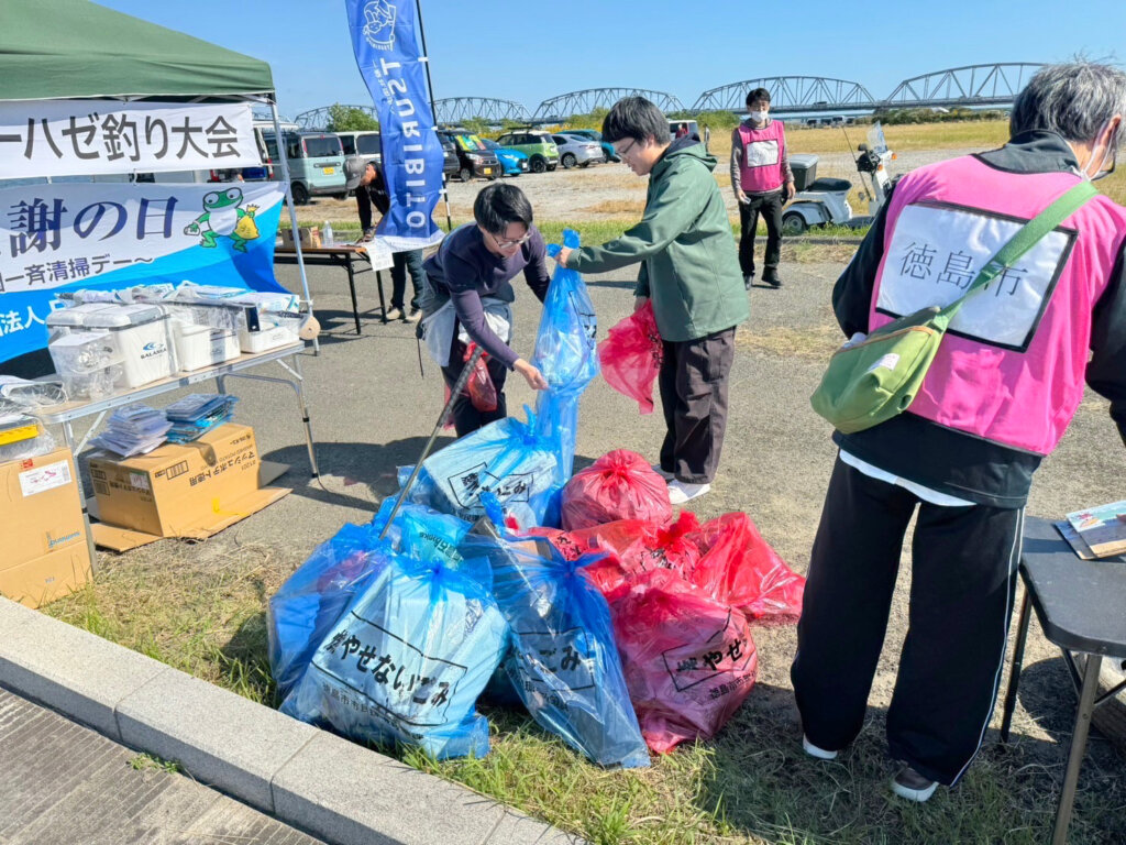 「ハゼ釣りフェスIN吉野川2023」のゴミ回収の様子