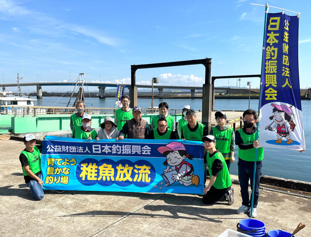日本釣振興会愛理県支部の稚魚放流の参加者