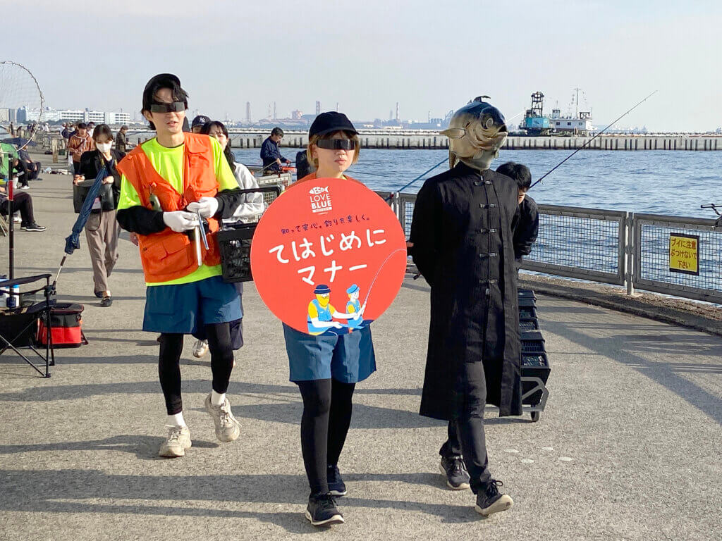 日本釣用品工業会のギョミ袋配布の様子