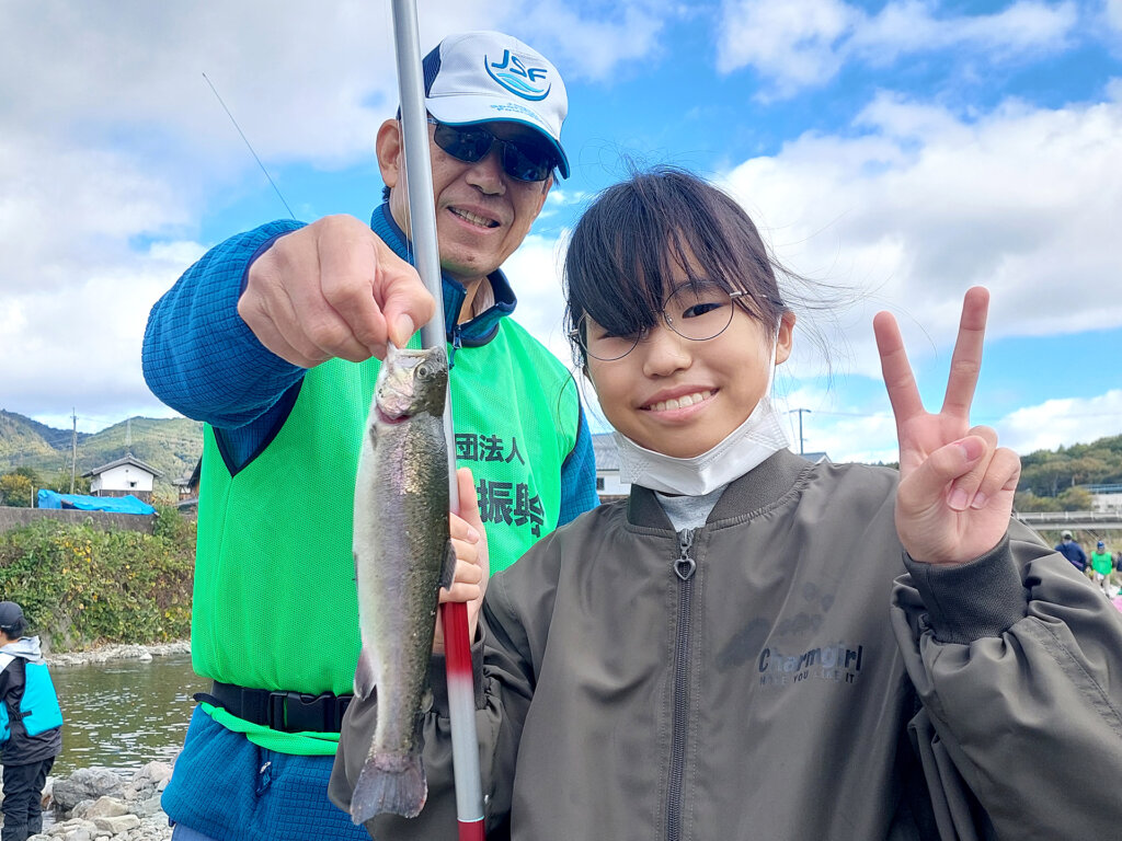 橋本支部長と魚を釣った参加者