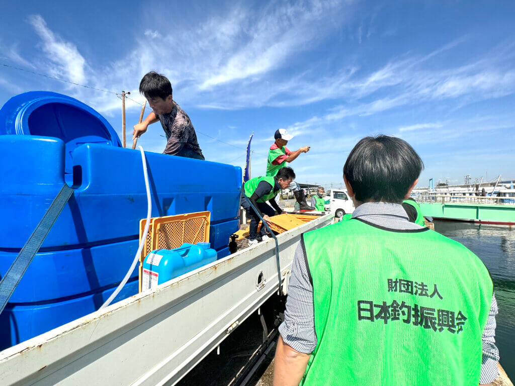 日本釣振興会愛理県支部の稚魚放流の様子