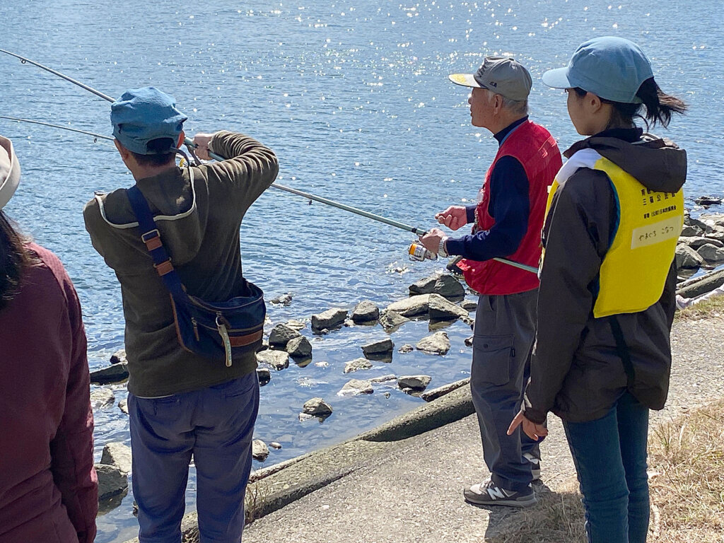 「家族で楽しむアウトドア～太田川でハゼ釣りに挑戦」の様子