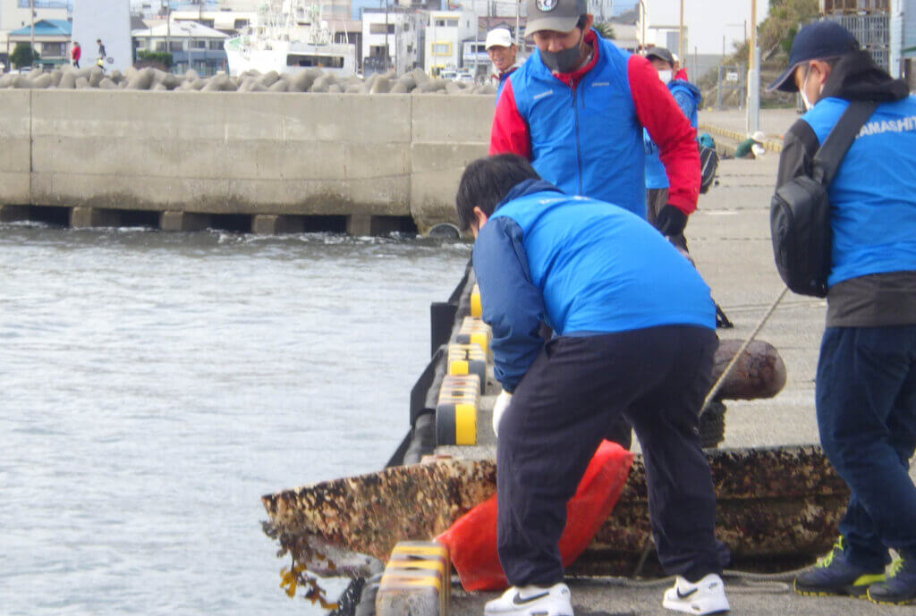日本釣振興会神奈川県支部三崎水中清掃の様子