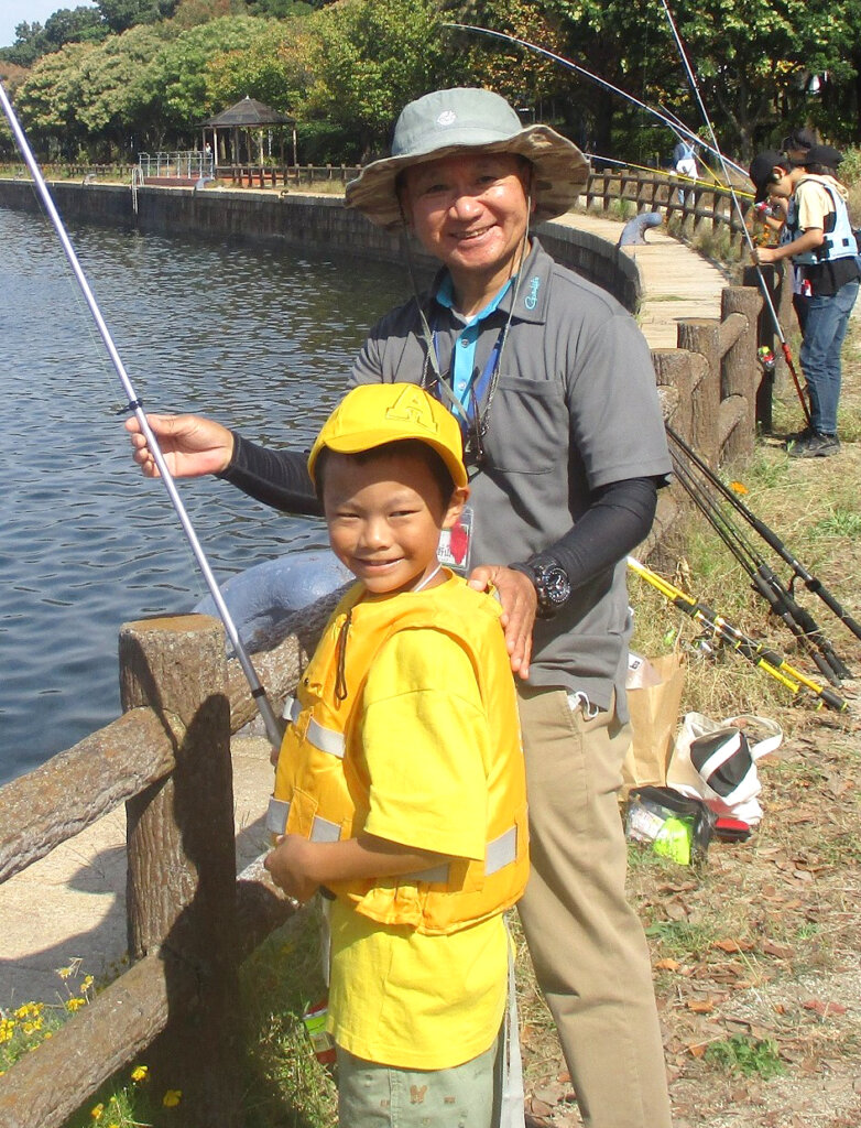 筆者（右）と小学２年生の釣り教室参加者