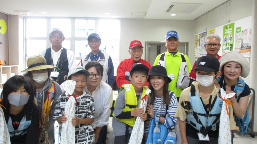 「初めてのお魚釣り教室」の参加者と釣り指導ボランティア