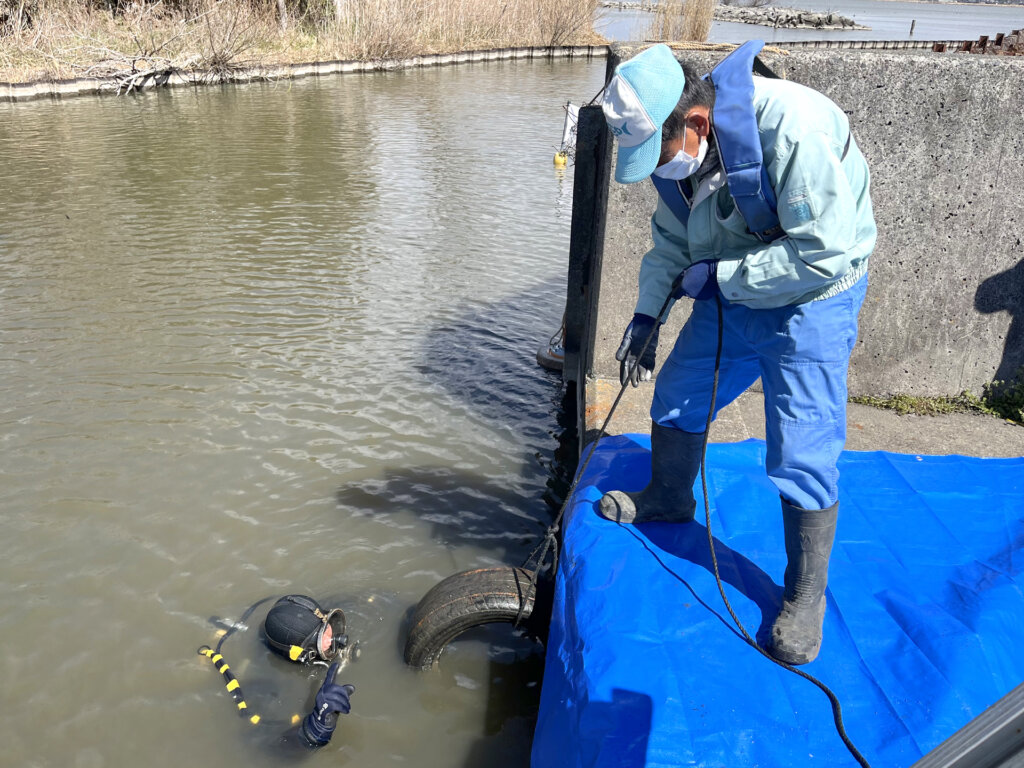 LOVE BLUE事業の茨城県土浦市の蓮河原船溜まりの水中清掃の様子
