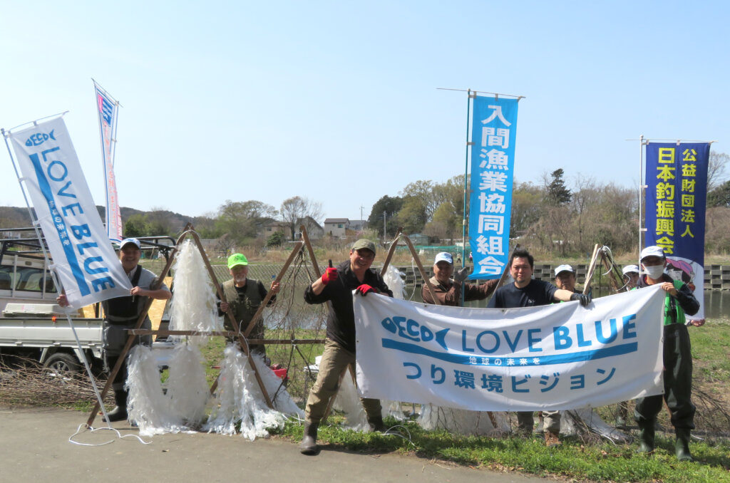 日本釣振興会埼玉県支部のコイの産卵床設置の参加者