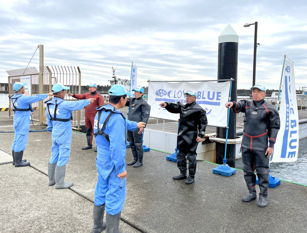 平塚漁港（新港）で行われた水中清掃の様子
