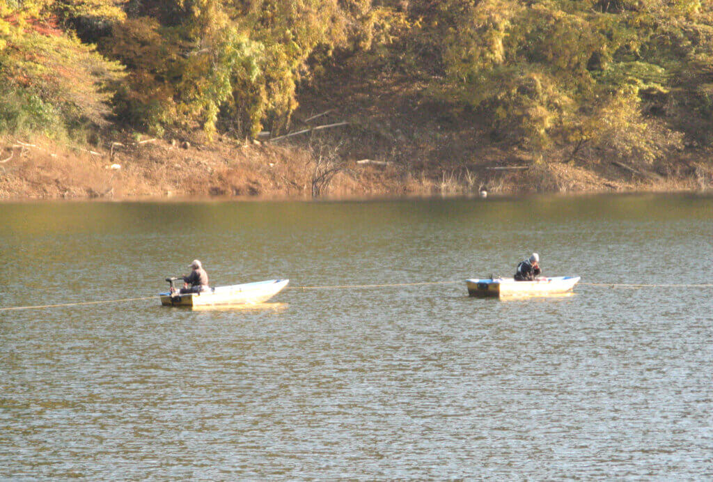 梅田湖に浮かぶボート