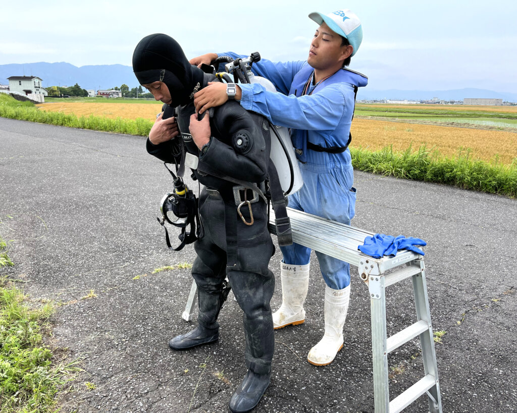 LOVE BLUE事業の東大江川での水中清掃の様子