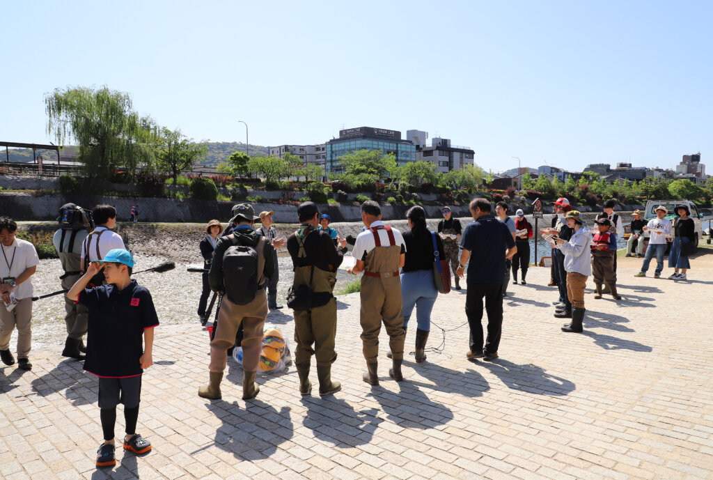 京の川の恵みを活かす会の魚道設置に集まった人々