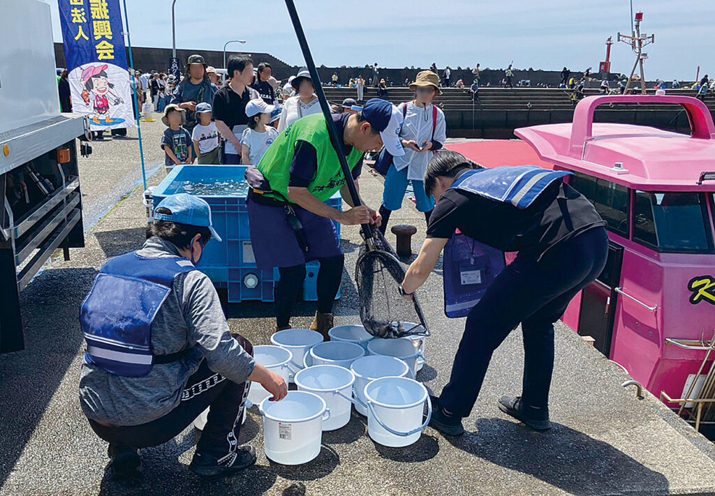 日本釣振興会徳島県支部の放流の準備の様子