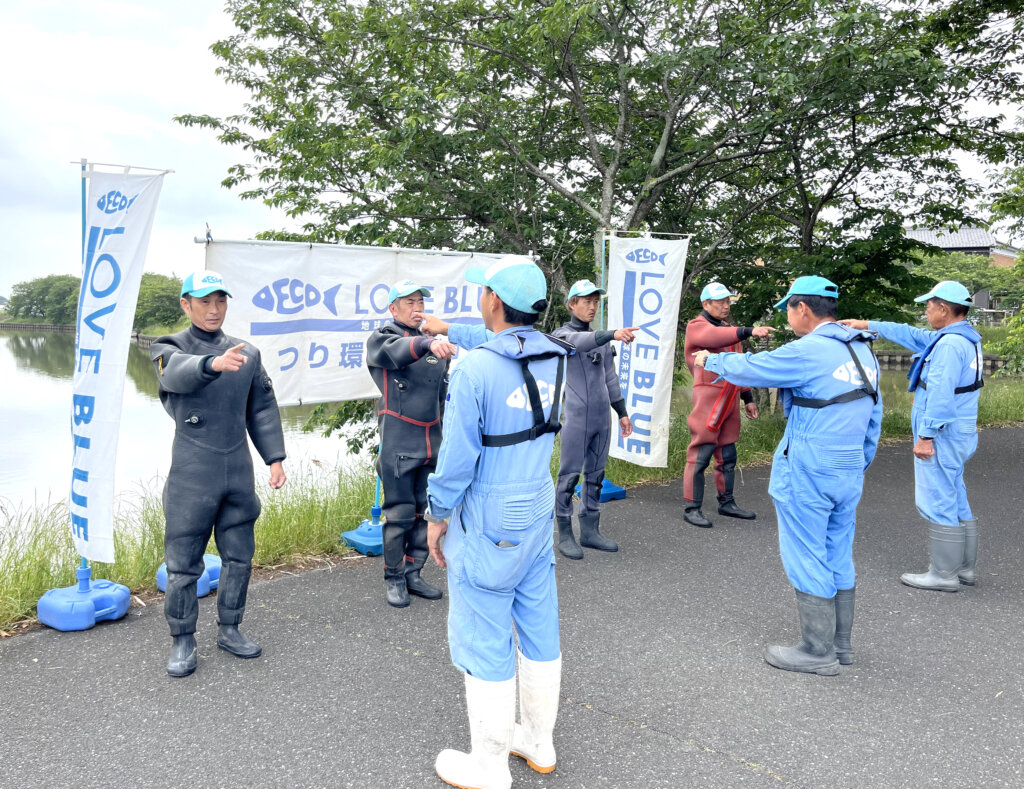 LOVE BLUE事業の東大江川での水中清掃の様子