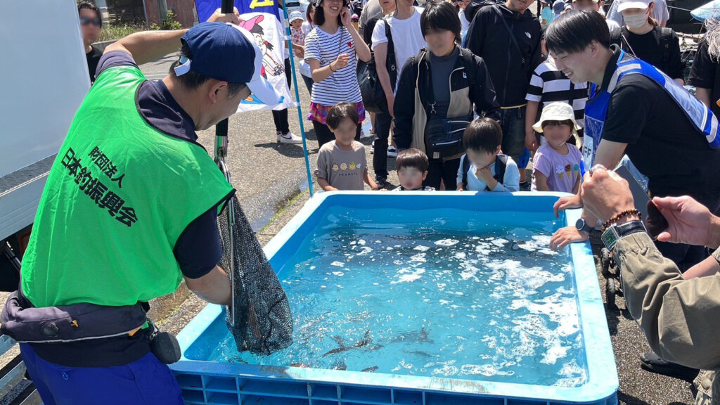 日本釣振興会徳島県支部の放流の準備の様子