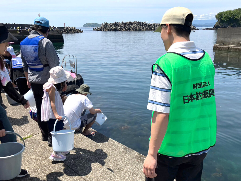 日本釣振興会徳島県支部の放流の様子