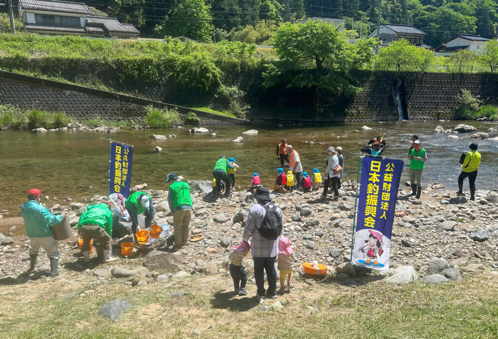 日本釣振興会愛知県支部のアマゴとアユの放流の様子