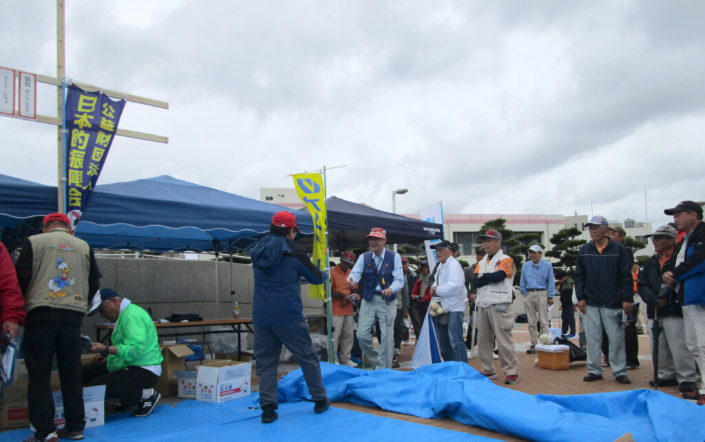 「第23回兵庫県民釣大会」のラッキー賞の抽選の様子