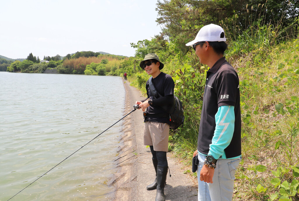 ロクマルチャレンジin青野ダムで参加者とコミュニケーションを取るイチバンエイトスタッフ