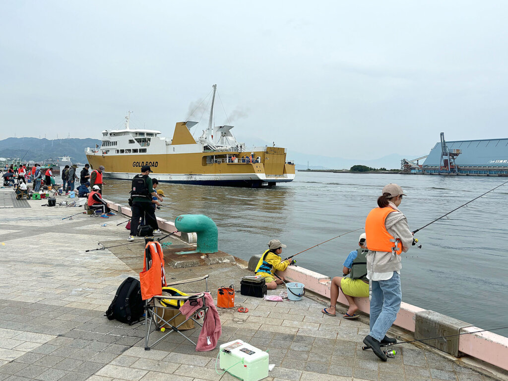 「清水港日の出埠頭『釣り開放』釣り体験教室」の様子