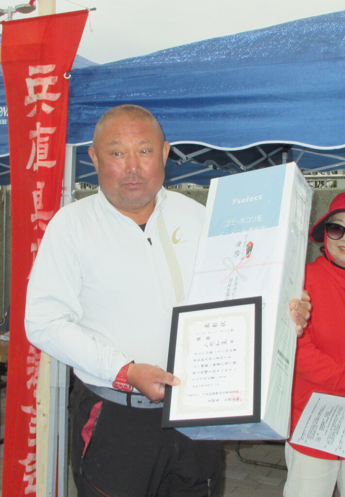 「第23回兵庫県民釣大会」メバル・ガシラ・グレの部優勝の上野和寛さん