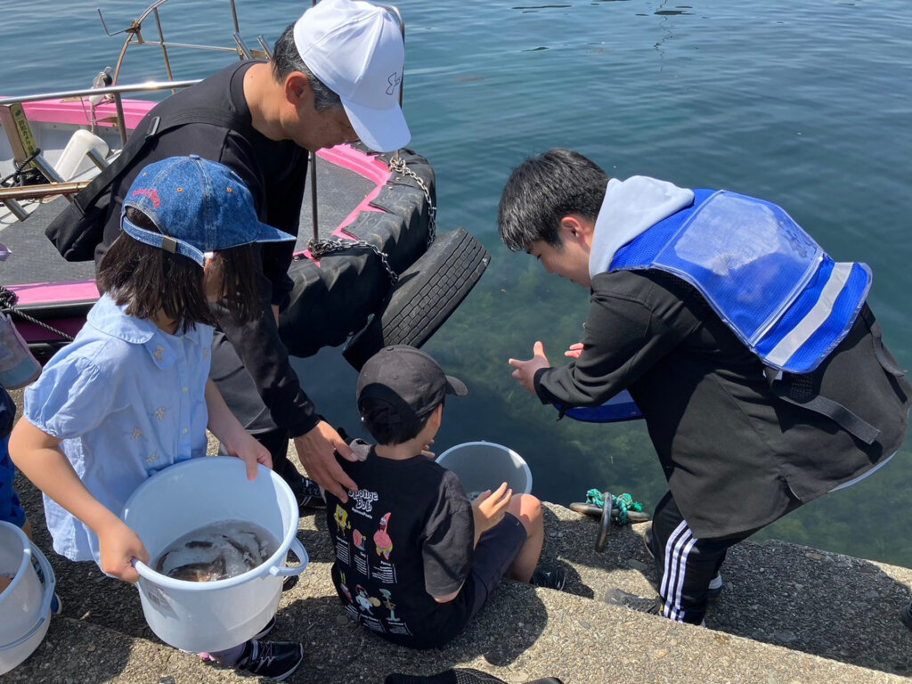 日本釣振興会徳島県支部の放流の様子