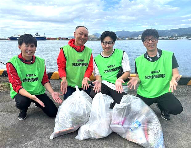 釣りのポイントのごみゼロの日の清掃活動の様子