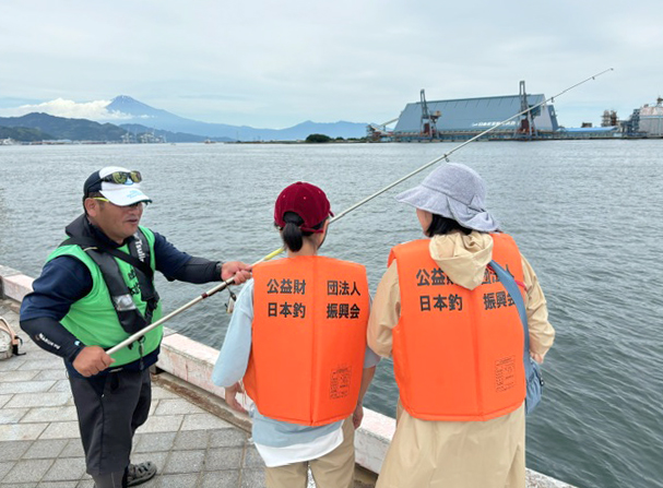 「清水港日の出埠頭『釣り開放』釣り体験教室」の様子