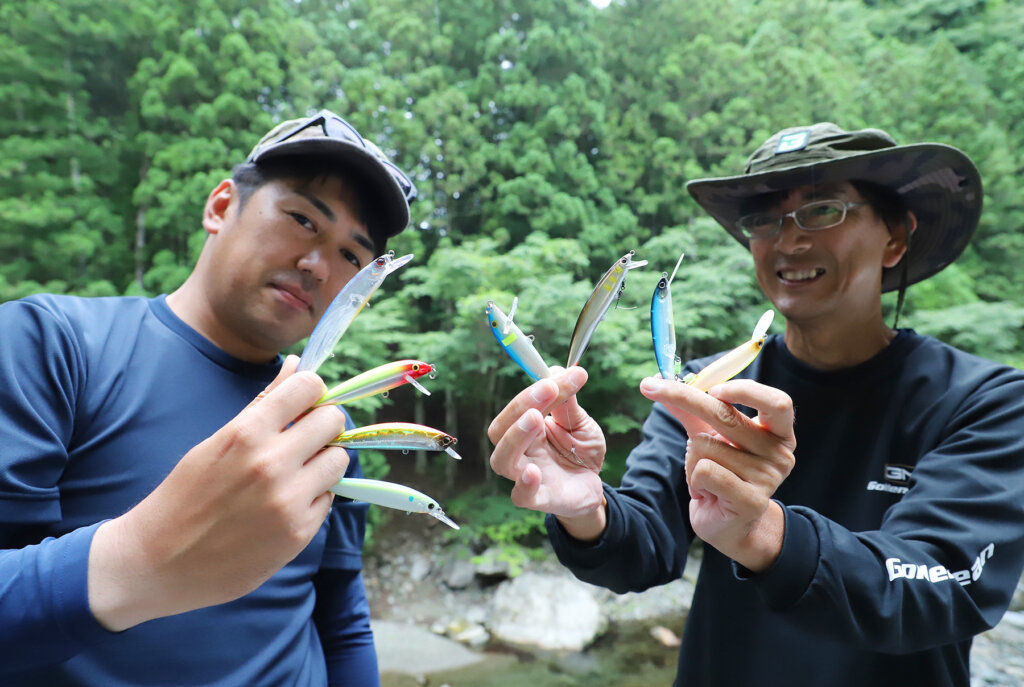 アユルアーを持つ中央漁具の仲谷さんと富田さん