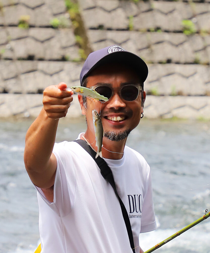 大内山川でアユルアーをするデュオの萩原トオルさん